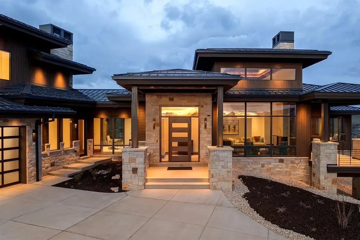 نمای بیرونی با طراحی مدرن با ترکیبی از سنگ‌های طبیعی